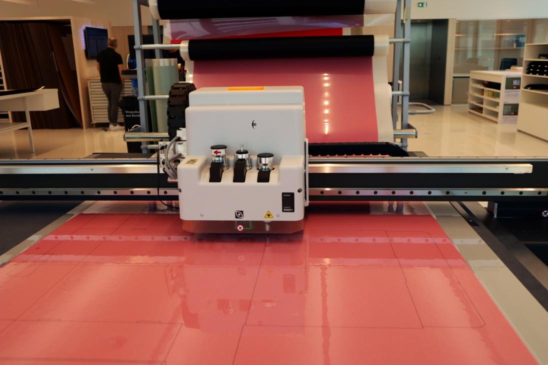 With the help of a plotter, the cutting form is transferred to the Innovalux foam substructure. 